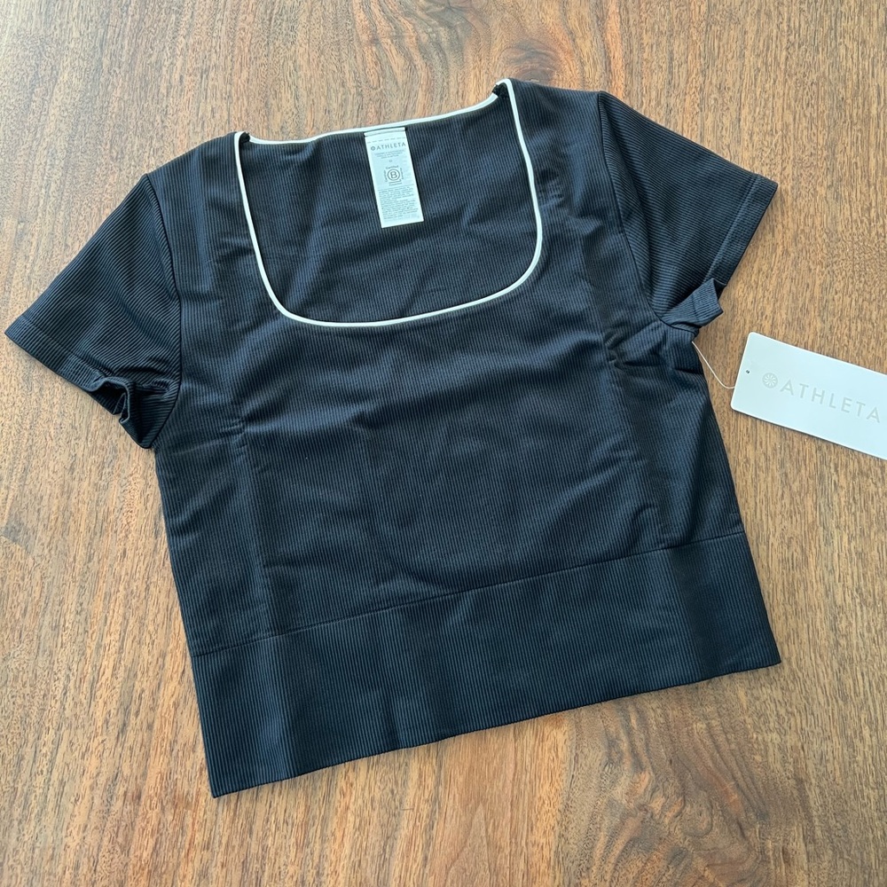 Athleta - aurora seamless short sleeve - size m